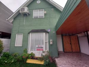 Se arrienda casa de dos pisos en Los Dominicos