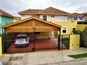 Venta de Casa de Dos Pisos con Piscina Temperada en Sector Tranquilo y Residencial