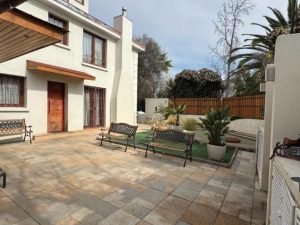 Hermosa Casa de tres pisos en Ñuñoa, remodelada, condominio.